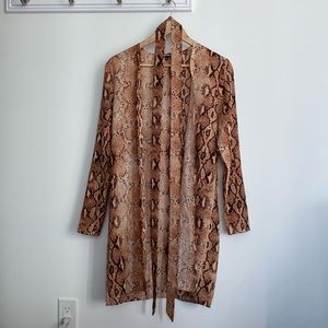Stylish snake skin pattern cardigan 🐍